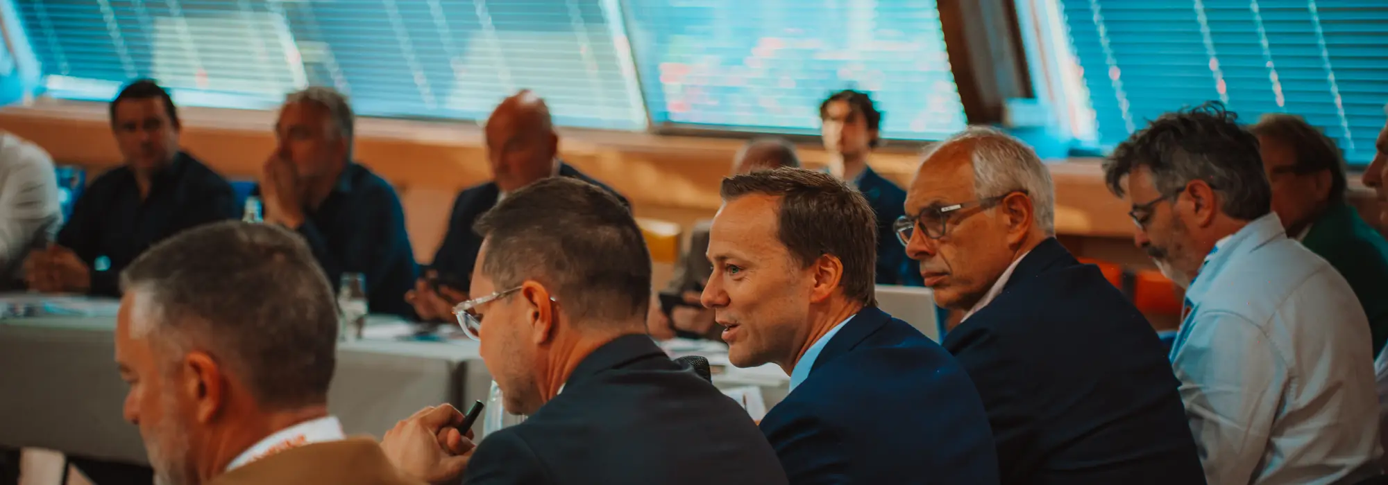 Conseil d’administration de l’AMF 66 réuni autour d’une table lors du Salon des Maires des Pyrénées-Orientales