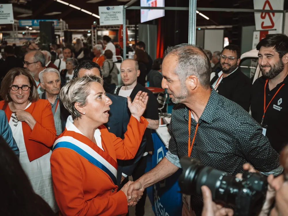 Élue en écharpe tricolore en pleine rencontre au Salon des Maires des Pyrénées-Orientales 2026