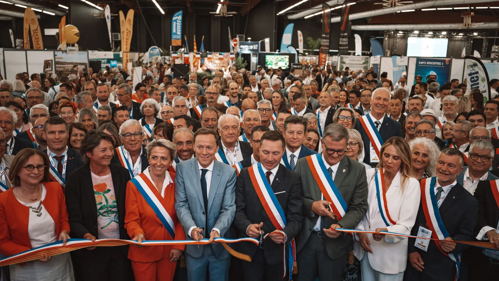 Élus ceints de leur écharpe réunis lors du Salon des Maires des Pyrénées-Orientales 2026 au Parc Expo de Perpignan