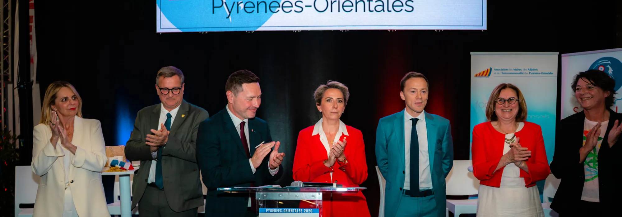 Personnalités applaudissant sur la tribune du Salon des Maires des Pyrénées-Orientales 2026 au Parc Expo de Perpignan