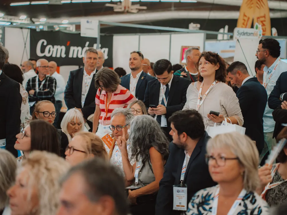 Visiteurs et exposants sur les stands du Salon des Maires des Pyrénées-Orientales 2026